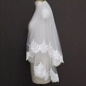 Wedding veil with lace edge